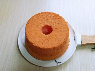 简单易学~巧克力淋面蛋糕,取出后倒扣在晾网上凉透再脱模,凉透的蛋糕胚,中间用模具压出个圆洞,如图。