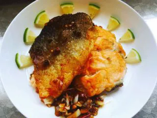 秘制干煎三文鱼 ,不喜欢我的调料的，可以直接挤点柠檬汁。蘸着吃。