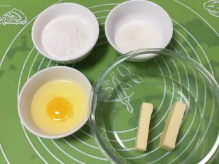 蔓越梅椰蓉扭扭包,椰蓉馅先做，完成后放冰箱冷藏。 材料全部过秤，鸡蛋打散。