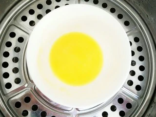 榴芒千层蛋糕,黄油隔水加热将其融化至液体状!