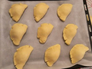 卡仕达奶油面包——奶油饺子包,擀成椰圆形放入卡仕达分好的卡仕达酱像包饺子一样抱紧在划三道花纹(造型我也不是做的很好哈哈哈开心就好)