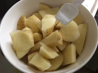 这样吃土豆必须躲起来吃——烤薯角,加入盐