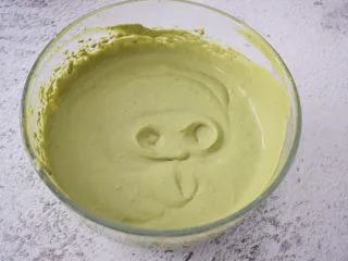 4寸KT猫抹茶慕斯蛋糕,用电动打蛋器打发至7-8成,有纹路出现即可