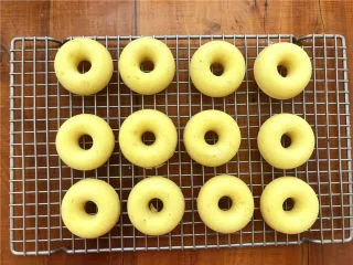 柠檬玛德琳甜甜圈,放在晾网上晾一下即可。