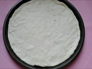 馅料足足的超级至尊匹萨,披萨盘抹油(如果是不沾盘不用),把擀好的面饼放进去