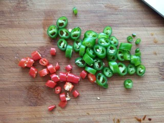 香辣孜然土豆片烤箱版,青红椒切圈