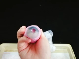 马卡龙~卡仕达酱内陷,装入裱花袋,我用的是圆形裱花嘴12号