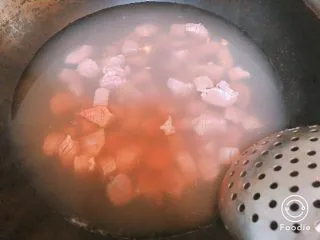 肉肉版罗宋汤,牛肉冷水开始焯至水滚，这样肉质细嫩容易烂。