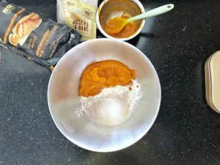 亚麻籽南瓜软欧包,1、首先把南瓜削皮切块蒸熟后用勺子压成泥过筛备用,把主面团里除了黄油之外的所有材料放入厨师机的盆中。