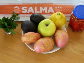 双椒土豆三文鱼,备好材料：三文鱼、土豆、苹果、柠檬、牛油果、薄荷、剁椒（或腌红椒）