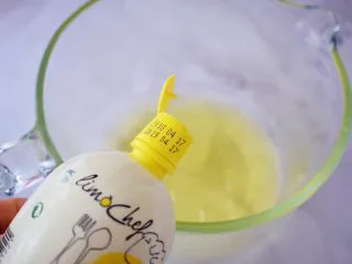 八寸中空红丝绒戚风蛋糕,蛋清中加入柠檬汁,用电动打蛋器打至粗泡