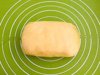 宝宝健康食谱 蛋黄动物饼干,揉成光滑的面团