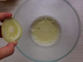 超柔软的棉花蛋糕,蛋清加入柠檬汁,用电动打蛋器打起粗泡。