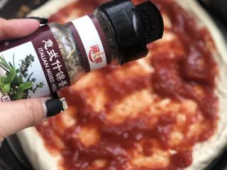 意式烤肠披萨,撒少许意式什锦香料。