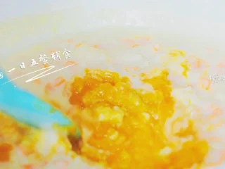 南瓜蔬菜浓汤 宝宝辅食，胡萝卜+奶粉+芦笋,煮1分钟，加入南瓜泥，搅拌均匀。