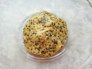 麦片芝麻核桃酥,带上一次性手套抓捏成团。