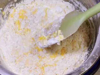 八寸戚风蛋糕,用刮刀搅拌均匀,这里不要过度搅拌,以免产生面筋