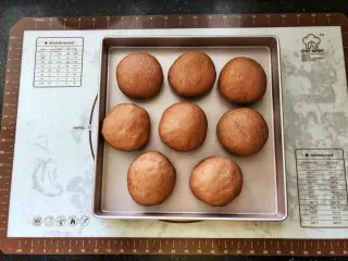 可可冰心面包,8、发酵好的面团，体积增大2倍，手指轻轻按压表面会缓慢回弹。