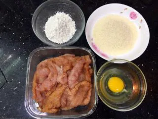 美味的日式炸猪排,称出材料