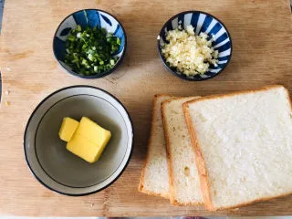 简单几步，做出媲美面包店的蒜香面包条,材料准备好，黄油隔水融化，或者微波炉叮一下。