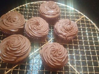 最“柔软”纸杯蛋糕☕—爆浆巧克力,拿出来拍照。发朋友圈。