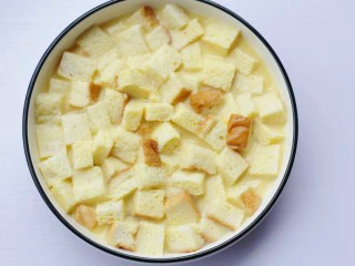 酥脆软滑的蛋奶吐司布丁,再加入剩余的,以免吐司丁浮起。