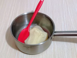 零失败~奶油泡芙 外酥内软吃出幸福甜蜜,用硅胶铲快速翻拌均匀且无干粉。