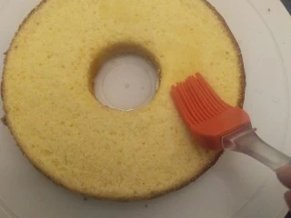 奶油草莓海绵蛋糕,切好的蛋糕片刷上糖水。