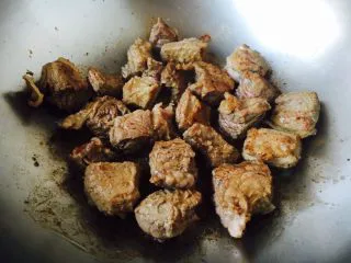 #食二星座# 罐焖牛肉(34图详细步骤),当牛肉煎至变色盛出备用。 牛肉块量多时要分量分次煎制。