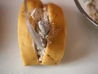 中式点心红糖夹心馒头,将拌好的馅料放入面团夹缝中