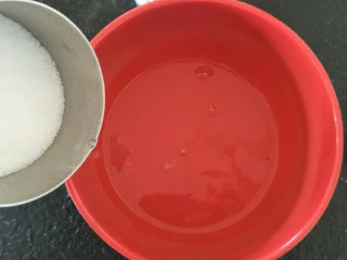 最“柔软”纸杯蛋糕☕—爆浆巧克力,蛋白分三次加入35克细砂糖。