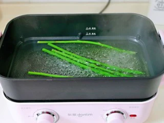 牛排芦笋盖意面,水开后下芦笋,保持大火再次烧开立即捞出。