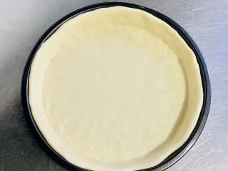 一次发酵——虾仁牛肉肠披萨,擀好的饼皮直接摆放在模具上