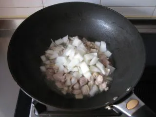 葡国鸡饭：在家复制香浓馥郁的异域美食,放入洋葱炒至洋葱变软。 