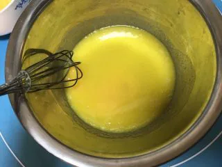 酥掉渣的桃酥,软化好的黄油加入一半蛋液搅拌均匀。