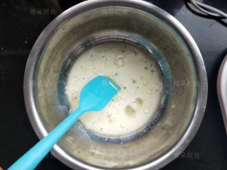 草莓彩绘蛋糕卷,牛奶，植物油，白糖10克。搅拌混合均匀，