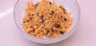 芋泥肉松泡芙,加入肉松用刮刀拌匀,即可装入裱花袋