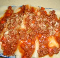 意大利千层面,抹上白酱，再铺一张面皮。如此反复，共放四层面皮五层酱料