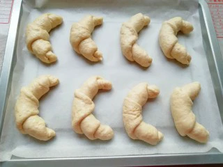 燕麦全麦羊角包,烤盘上铺油纸,放上做好的羊角包生胚。