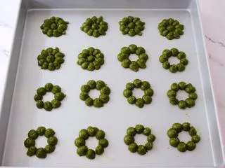 抹茶曲奇（玉米油版）,直接挤在不粘烤盘上面