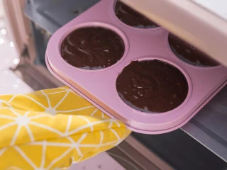 “冰火两重天”的巧克力熔岩蛋糕，越吃越上瘾！,将面糊倒入准备好的模具中，放进烤箱，200度6分钟即可。 