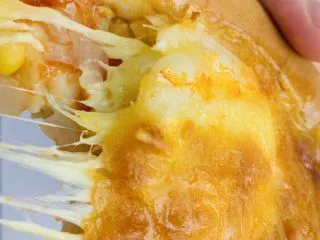 一次发酵——虾仁牛肉肠披萨,鲜香美味，诱人的拉丝。