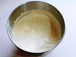 红糖枣糕别在外面买了~自己在家做~健康无添加,打至蛋液蓬松,且写8字不马上消散。