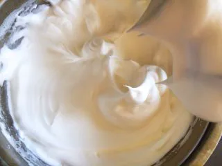 黑芝麻戚风蛋糕,蛋白分三次加入白醋和白砂糖，打至干性发泡状态（拉起打蛋头有直立的小尖尖）