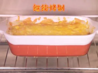 芝士就是力量-----香甜芝士玉米,放入烤箱继续烤制~ 10-15分钟即可
