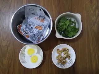 美味+营养+核桃+肉酱意面,田七叶洗净,核桃去壳剥出果肉,鸡蛋对半切,肉酱料包用热水浸泡几分钟。
