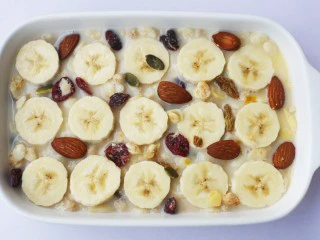 香蕉牛奶烤燕麦,再撒入一层燕麦片。