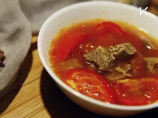 能给你多巴胺的「他」★牛肉西红柿汤,我不知道你爱不爱这道简单却很经典的汤,反正我是非常爱的,爱的程度,就好像喜欢新白娘子传奇,喜欢张国荣唱的沉默是金,就好像喜欢周星驰的喜剧之王,那都是带有故事的刻在记忆里的喜欢,不是随便可以被其他事物磨灭或者动摇的。那种一触碰,就有小鸟飞起,小风吹起,小曲唱起,小心浪起的感觉,还真不是一句两句就可以说的清楚的滋味。这自己上升到心理味蕾满足的程度,不仅仅只是嘴巴享受的问题了。如果你也有过青春,也有故事,相信你会懂的!