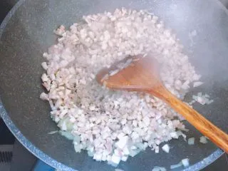 番茄蘑菇肉酱意大利面,倒入蘑菇,翻炒至蘑菇析出水份