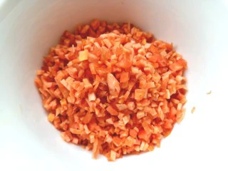 鸡肉蔬菜饼汉堡,切碎备用